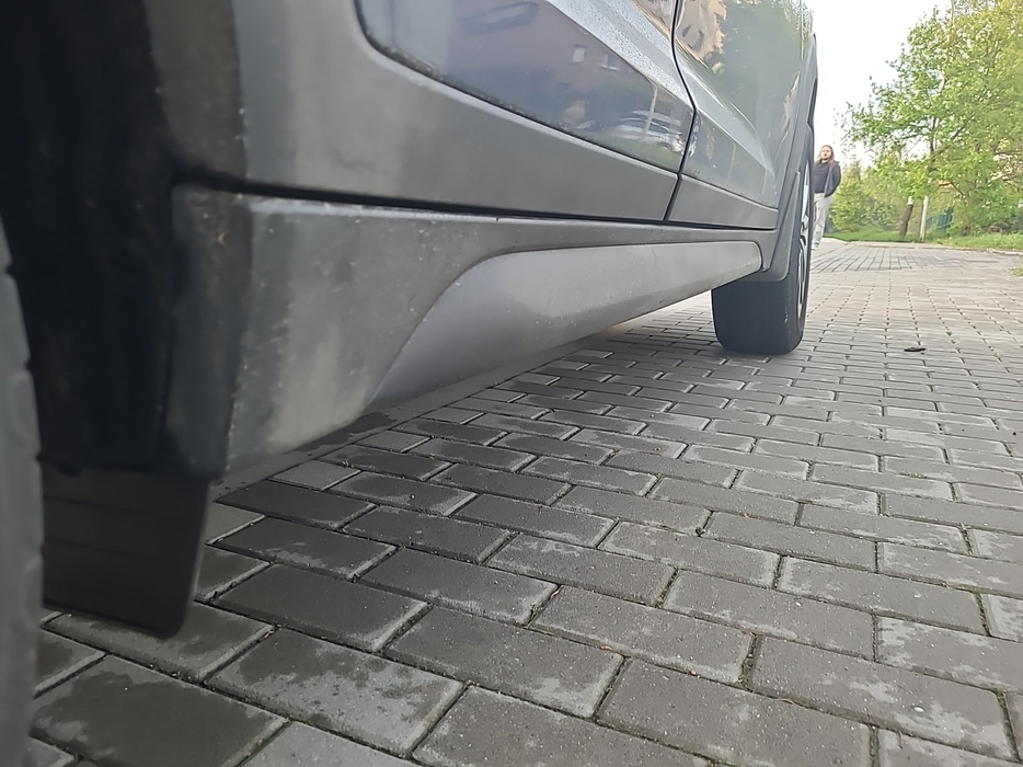 Zdjęcie progu tylnego prawego od dołu po przekątnej