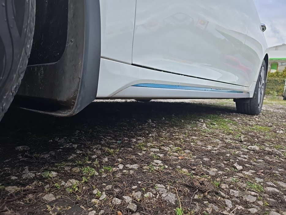 Zdjęcie progu przedniego lewego od dołu po przekątnej