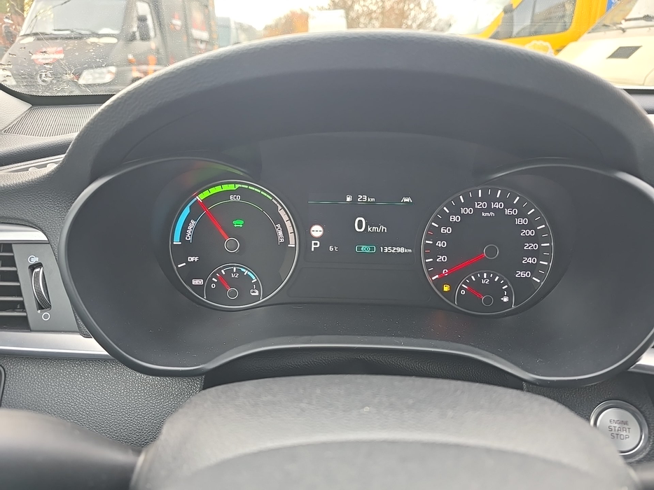 Zdjęcie zegarów i kontrolek po uruchomieniu silnika