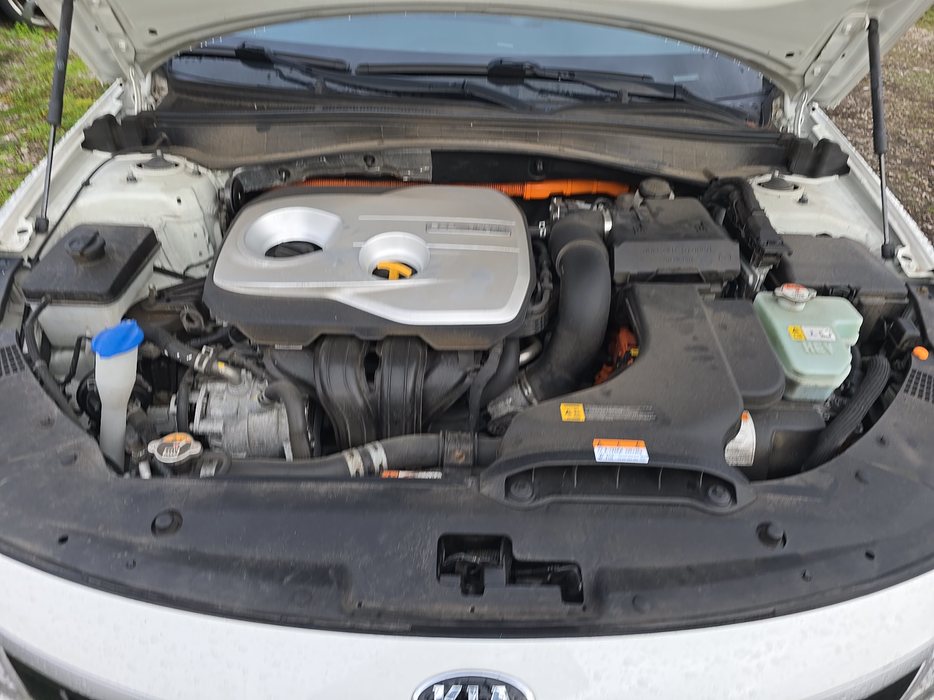 Zdjęcie wnętrza komory silnika