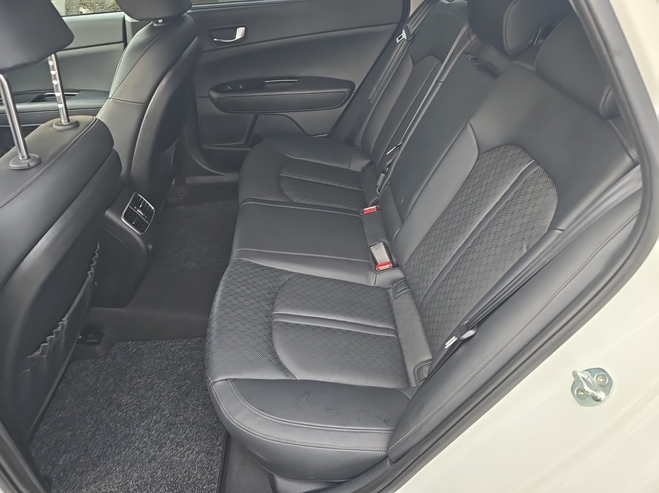 Zdjęcie kanapy tylnej z lewej strony