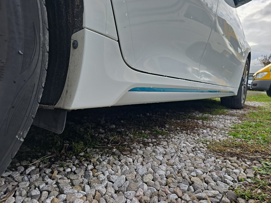 Zdjęcie progu tylnego prawego od dołu po przekątnej