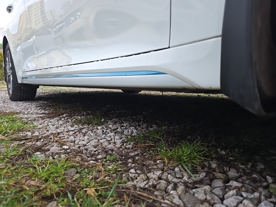 Zdjęcie progu przedniego prawego od dołu po przekątnej