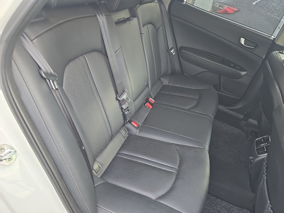 Zdjęcie kanapy tylnej z prawej strony