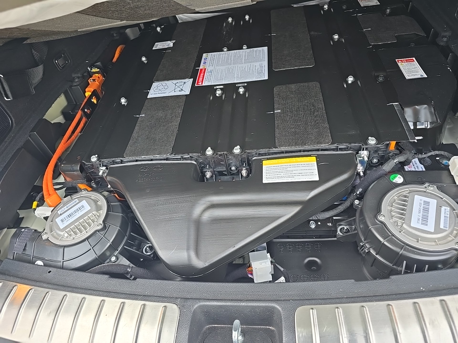 Zdjęcie przestrzeni pod wykładziną bagażnika