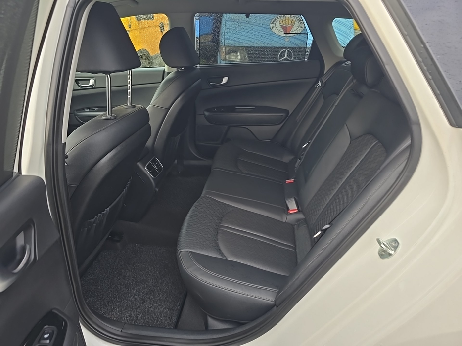 Zdjęcie wnętrza od kierowcy, tył