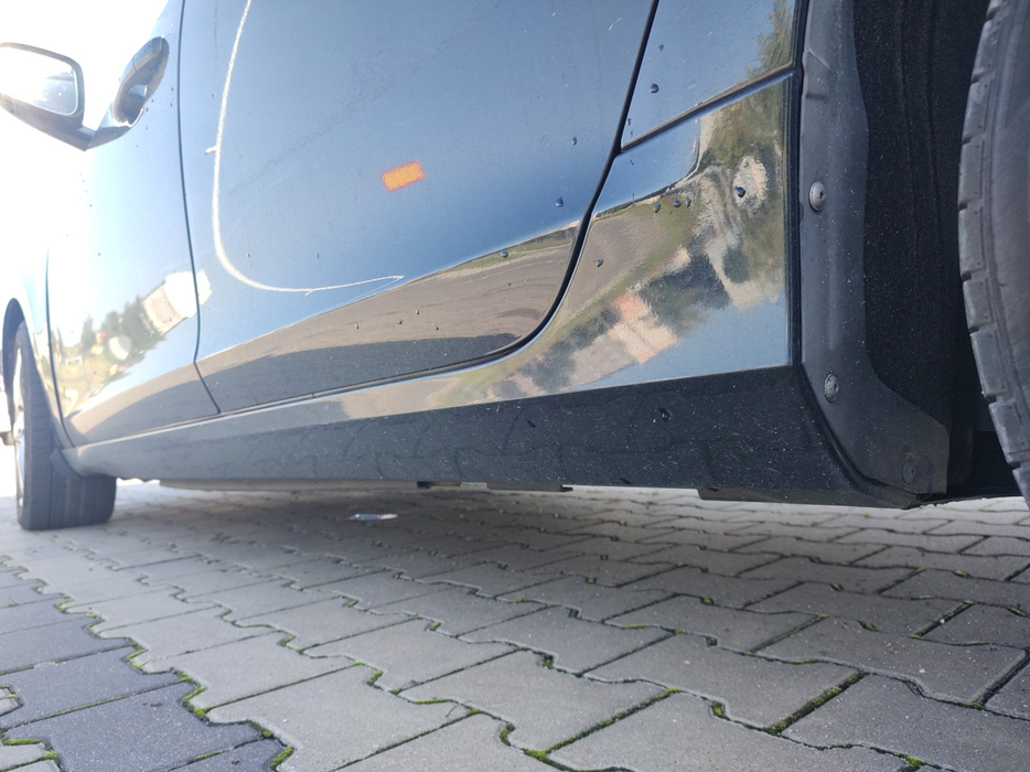 Zdjęcie progu tylnego lewego od dołu po przekątnej