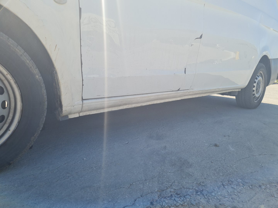 Zdjęcie progu tylnego lewego od dołu po przekątnej