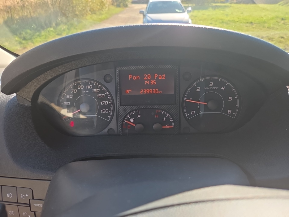 Zdjęcie zegarów i kontrolek po uruchomieniu silnika