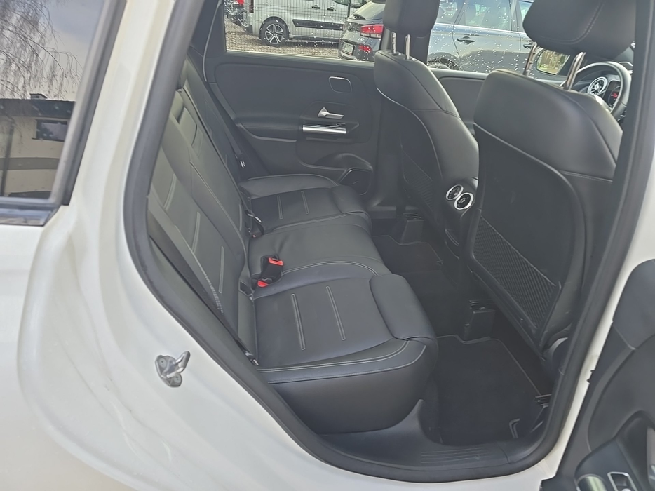 Zdjęcie wnętrza od pasażera, tył