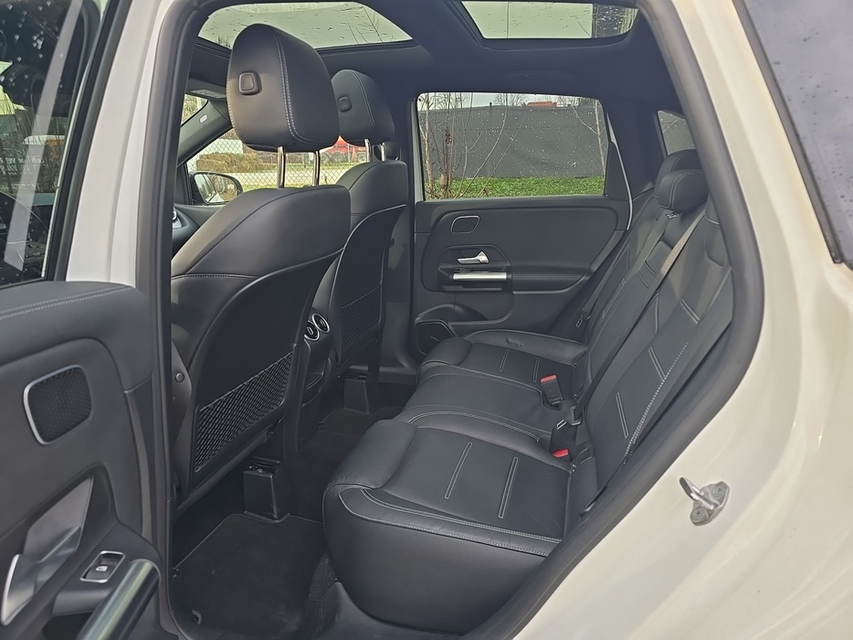 Zdjęcie wnętrza od kierowcy, tył