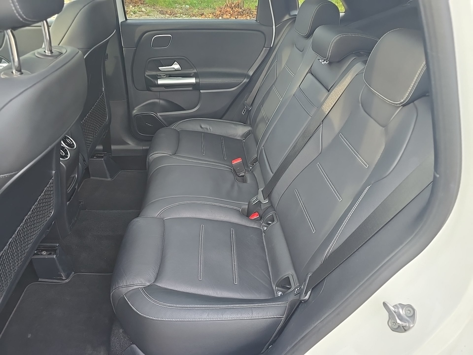 Zdjęcie kanapy tylnej z lewej strony