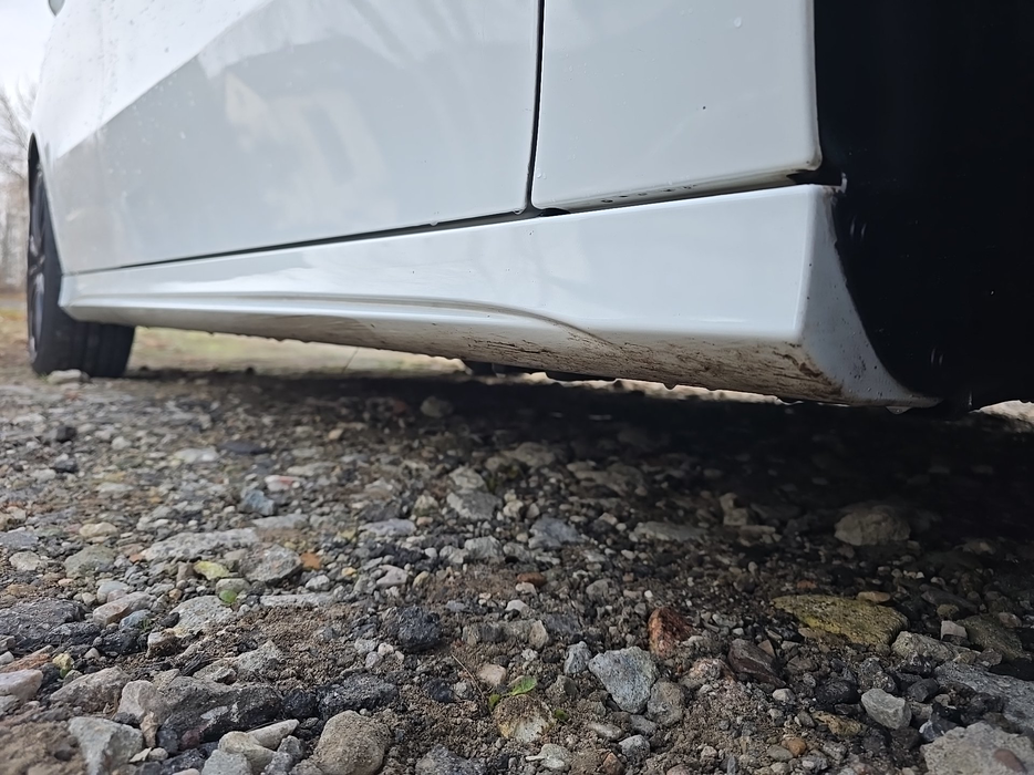 Zdjęcie progu przedniego prawego od dołu po przekątnej