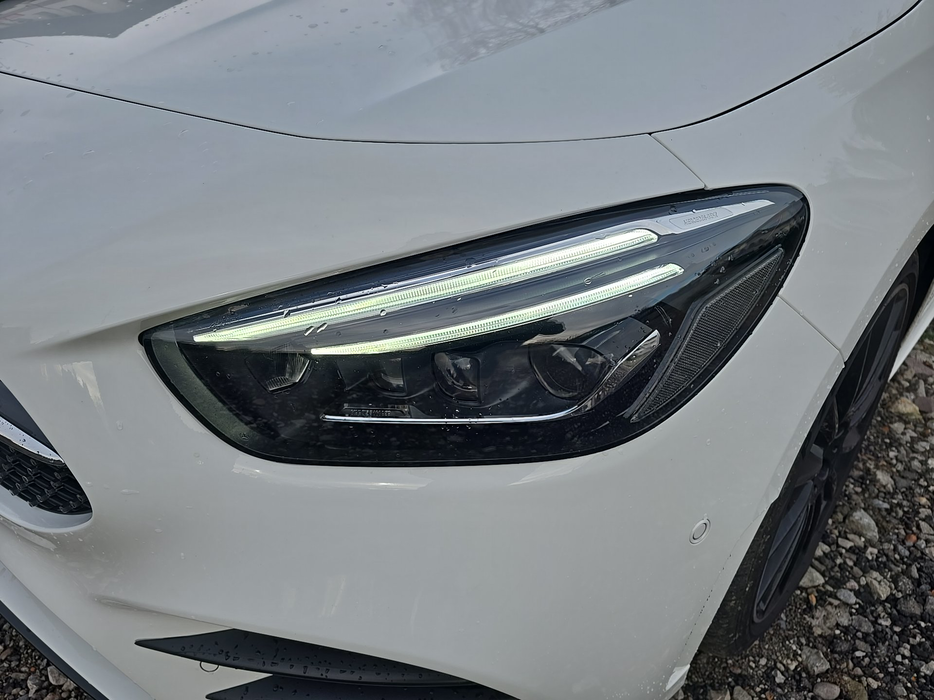 Zdjęcie oświetlenia przedniego i dolnego lewego