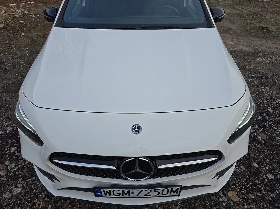 Zdjęcie pokrywy komory silnika