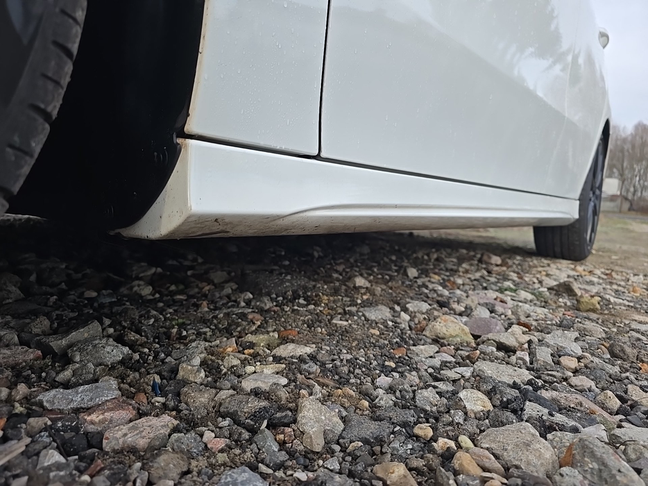 Zdjęcie progu przedniego lewego od dołu po przekątnej