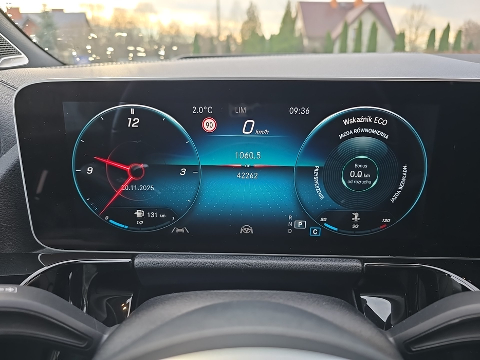 Zdjęcie zegarów i kontrolek po uruchomieniu silnika