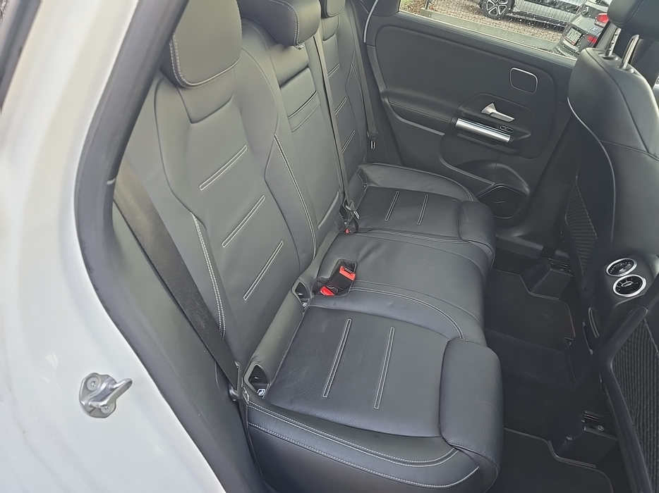 Zdjęcie kanapy tylnej z prawej strony