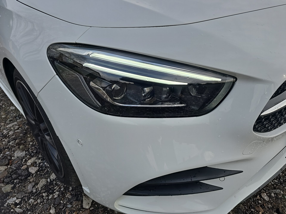 Zdjęcie oświetlenia przedniego i dolnego prawego