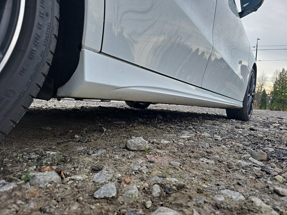 Zdjęcie progu tylnego prawego od dołu po przekątnej