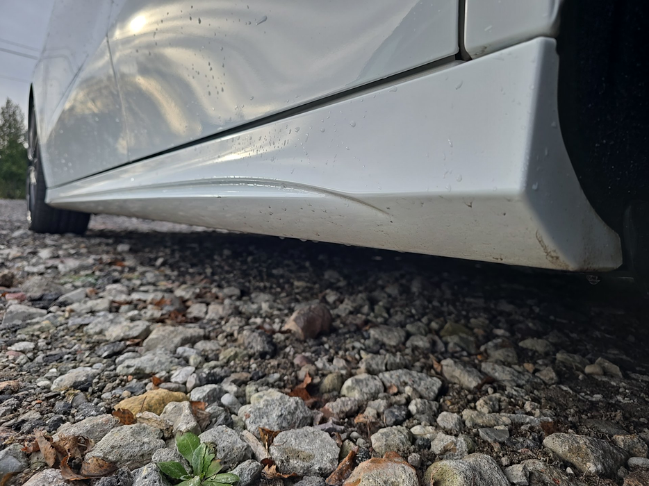 Zdjęcie progu tylnego lewego od dołu po przekątnej