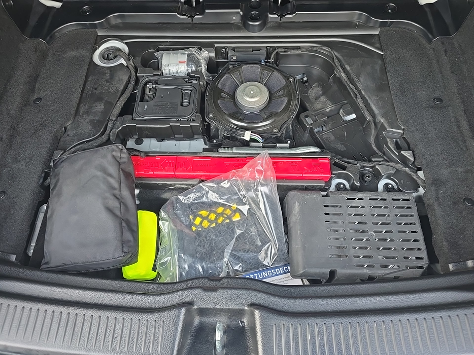 Zdjęcie przestrzeni pod wykładziną bagażnika