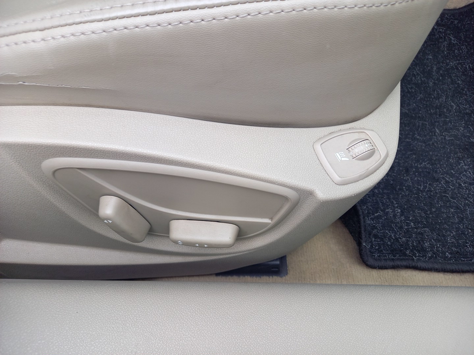 Zdjęcie przycisków sterowania fotelem pasażera