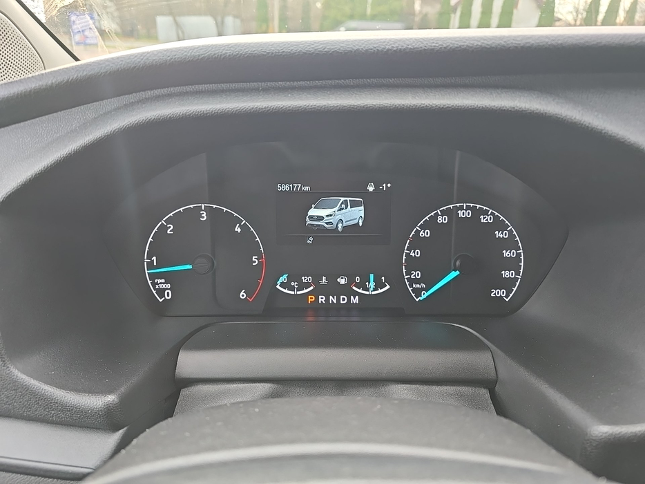 Zdjęcie zegarów i kontrolek po uruchomieniu silnika