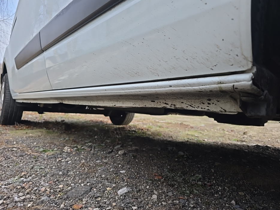 Zdjęcie progu przedniego prawego od dołu po przekątnej