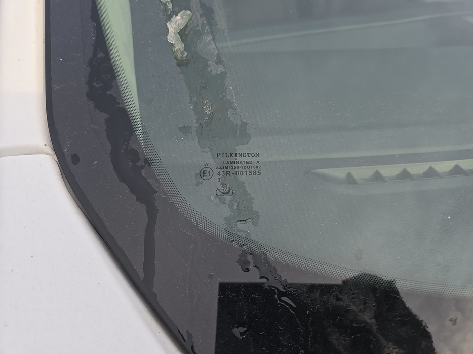 Zdjęcie szyby czołowej - zdjęcie uszkodzeń