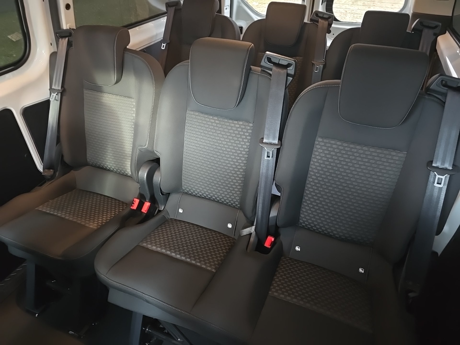 Zdjęcie kanapy tylnej z lewej strony