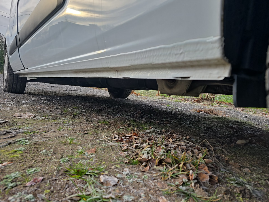 Zdjęcie progu tylnego lewego od dołu po przekątnej