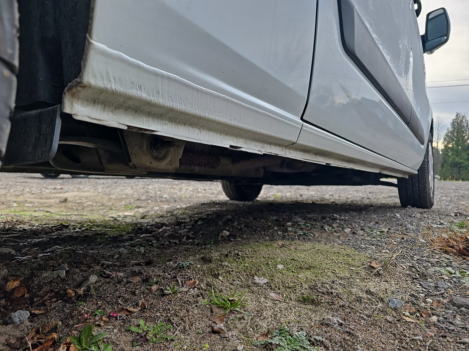 Zdjęcie progu tylnego prawego od dołu po przekątnej