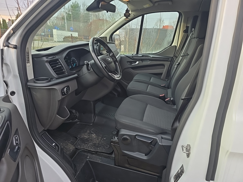 Zdjęcie wnętrza od kierowcy przód