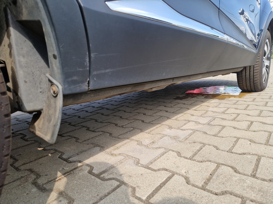 Zdjęcie progu tylnego prawego od dołu po przekątnej