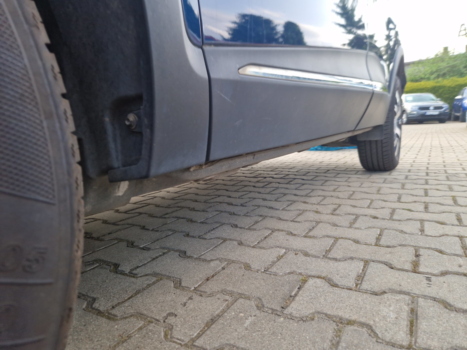 Zdjęcie progu przedniego lewego od dołu po przekątnej