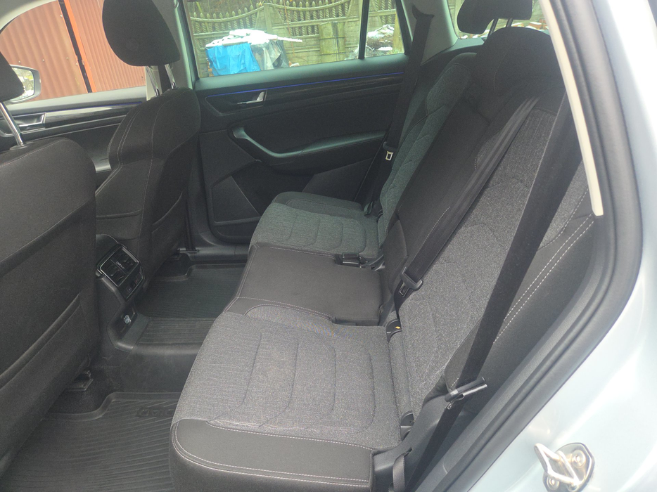 Zdjęcie kanapy tylnej z lewej strony