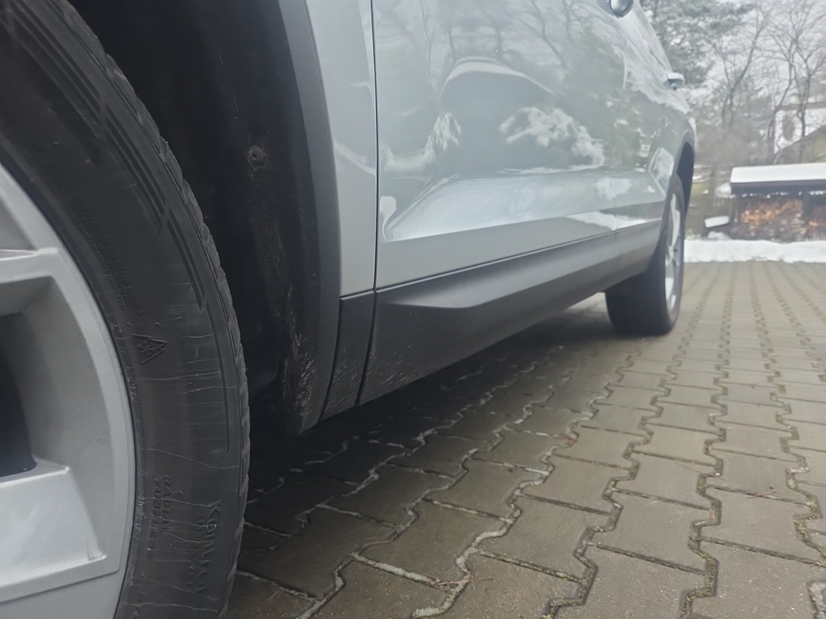 Zdjęcie progu przedniego lewego od dołu po przekątnej