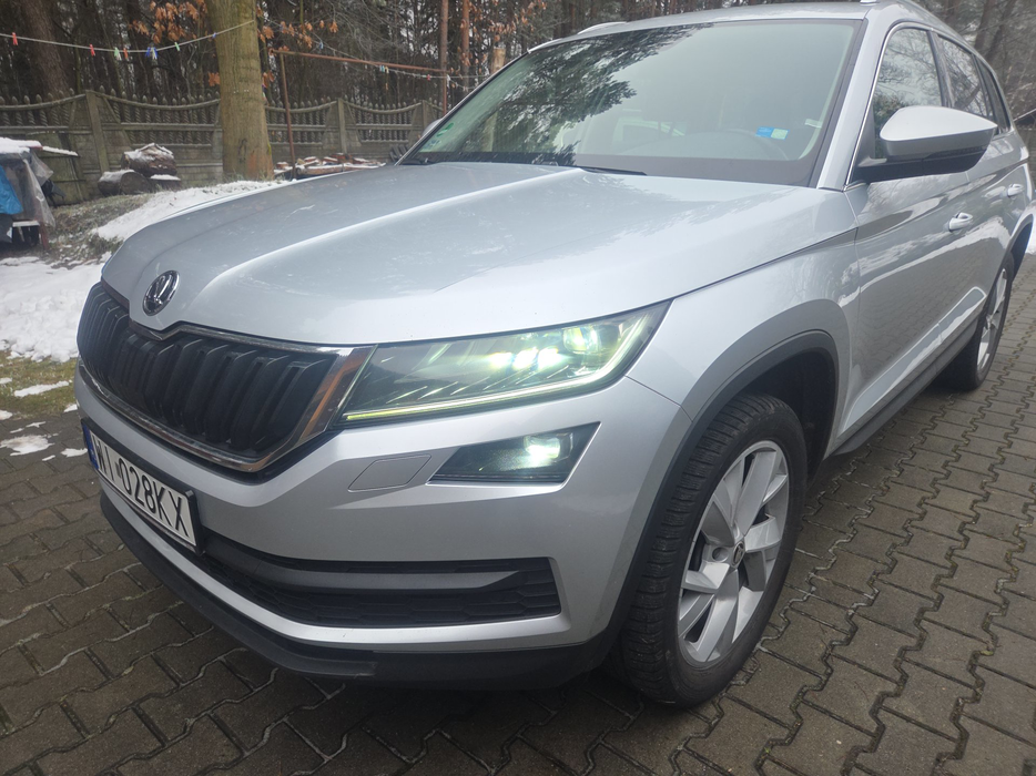 Zdjęcie oświetlenia przedniego i dolnego lewego