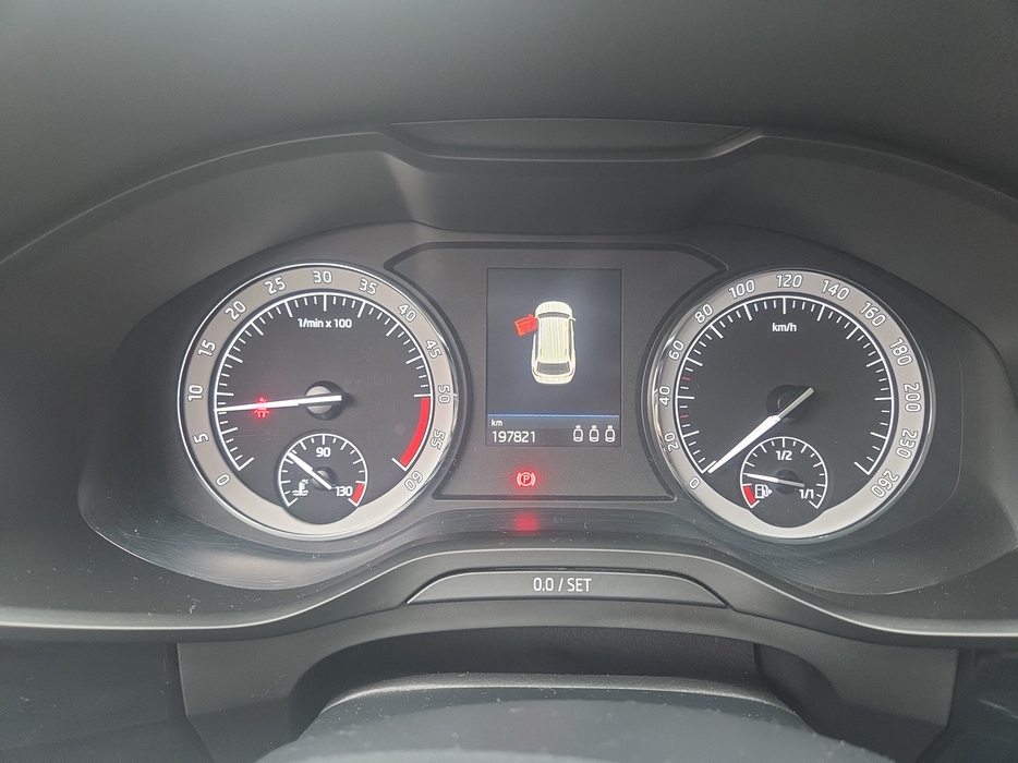 Zdjęcie zegarów i kontrolek po uruchomieniu silnika