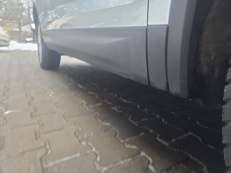 Zdjęcie progu przedniego prawego od dołu po przekątnej