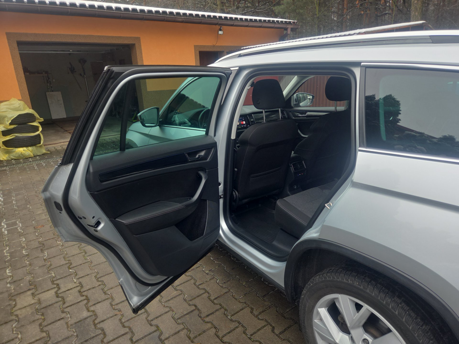 Zdjęcie wnętrza od kierowcy, tył