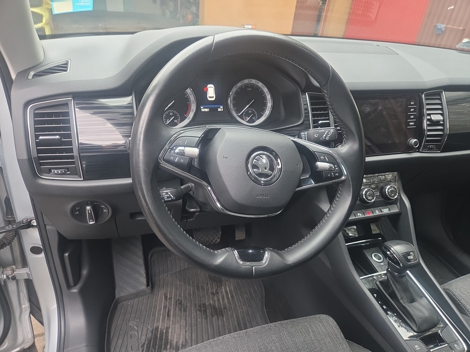 Zdjęcie kokpitu i kierownicy