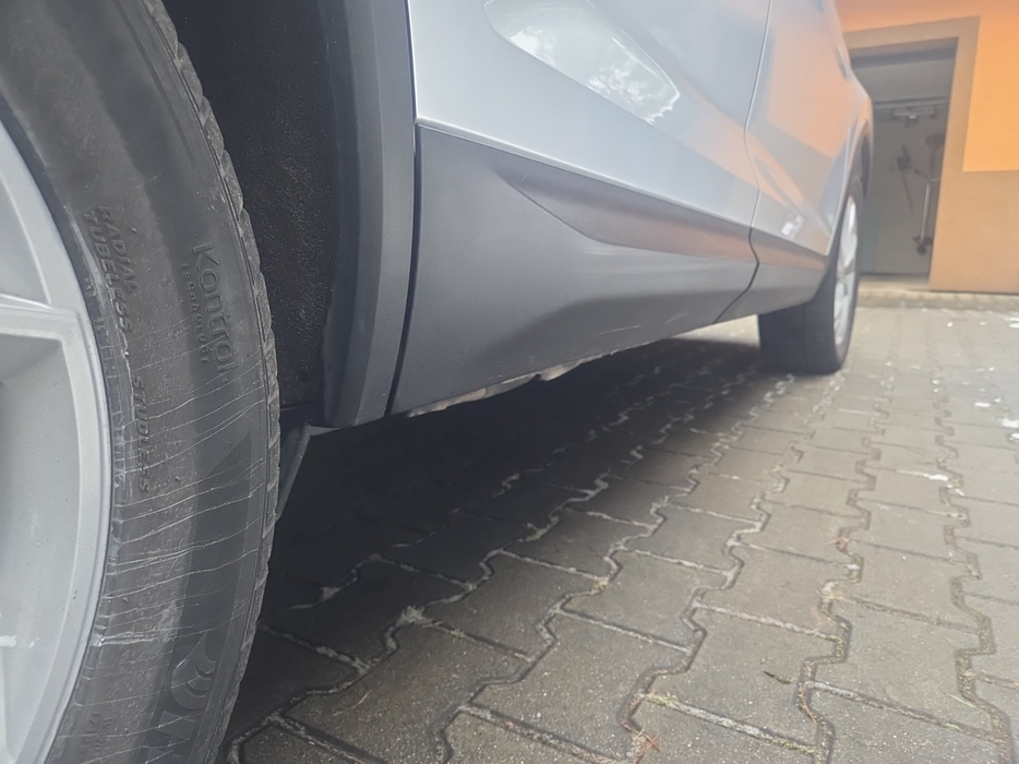 Zdjęcie progu tylnego prawego od dołu po przekątnej