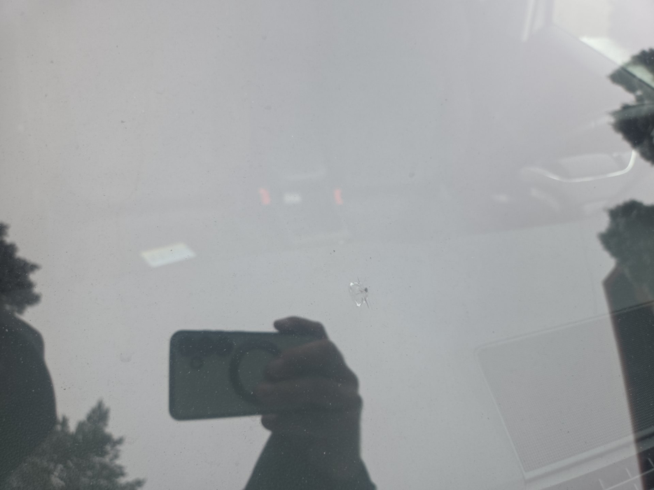 Zdjęcie szyby czołowej - zdjęcie uszkodzeń