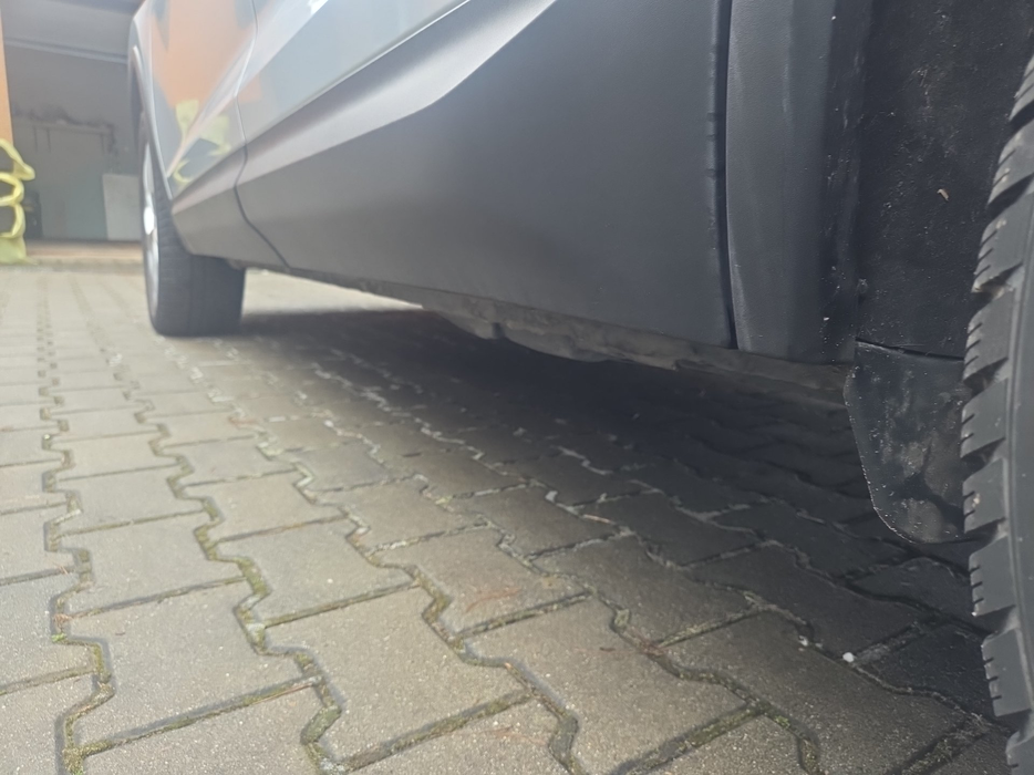 Zdjęcie progu tylnego lewego od dołu po przekątnej