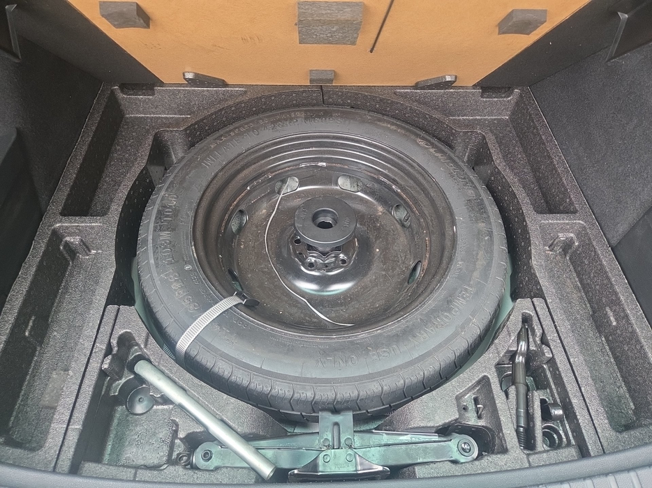 Zdjęcie przestrzeni pod wykładziną bagażnika