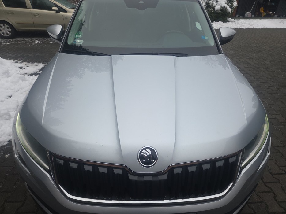 Zdjęcie pokrywy komory silnika