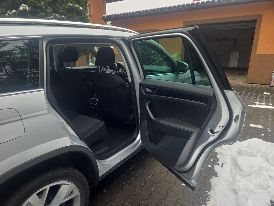 Zdjęcie wnętrza od pasażera, tył