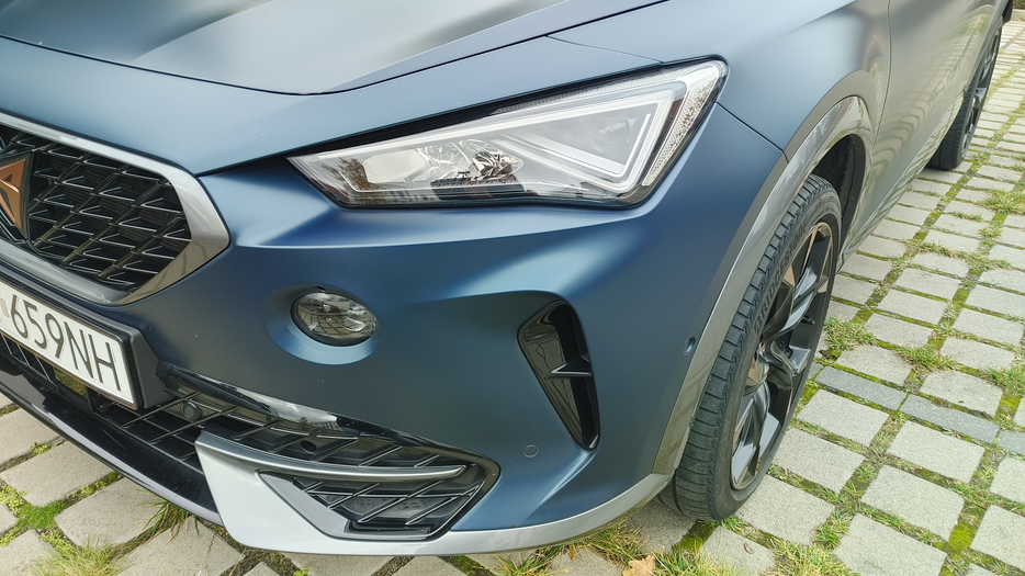 Zdjęcie oświetlenia przedniego i dolnego lewego